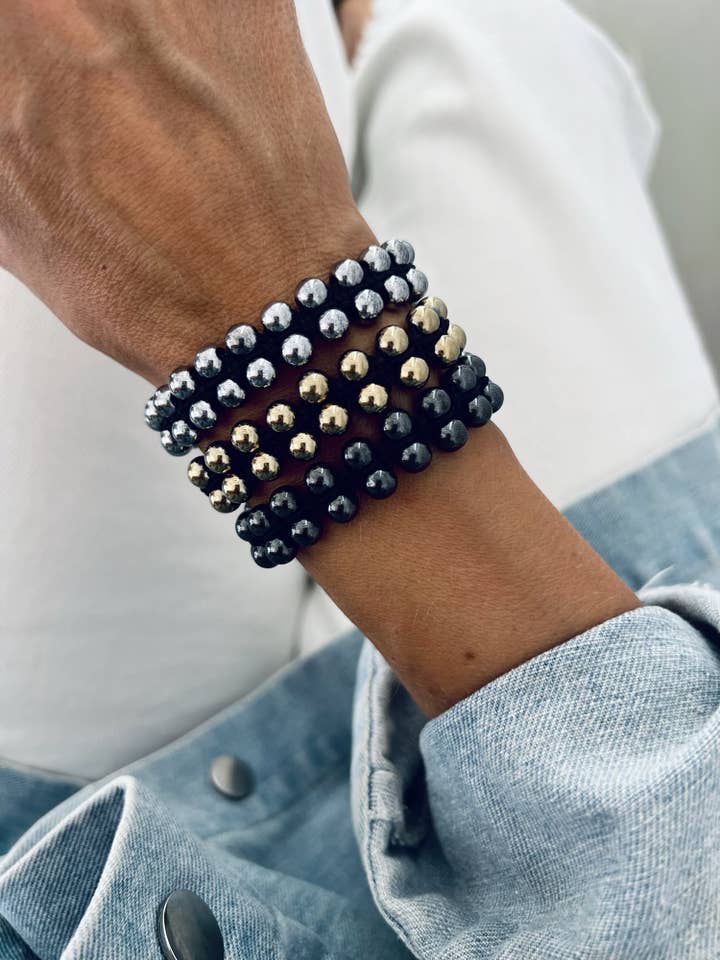 Bracciale doppio con perline di ematite a sfera in tre colori per la vendita all'ingrosso da parte di Goupi