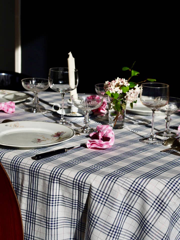 Tovaglia bianca chiara con motivo scozzese blu marino e rame - Linea morbida per la vendita all'ingrosso da parte di Maryne Guyot créations