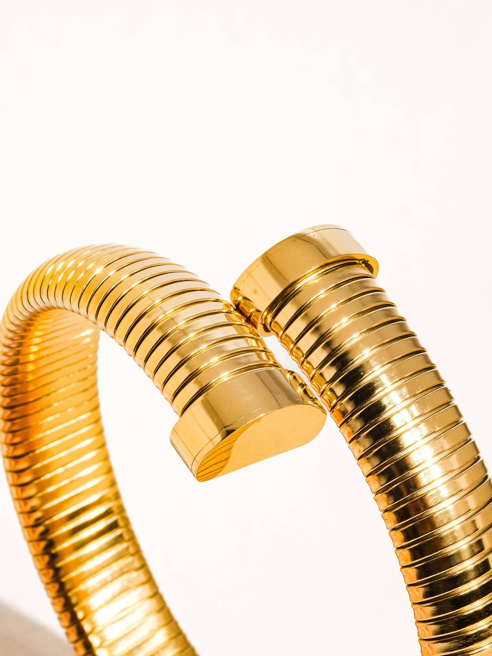 Or jaune Bracelet large extérieur en or 18 carats sans ternissement en vente sur Faire1