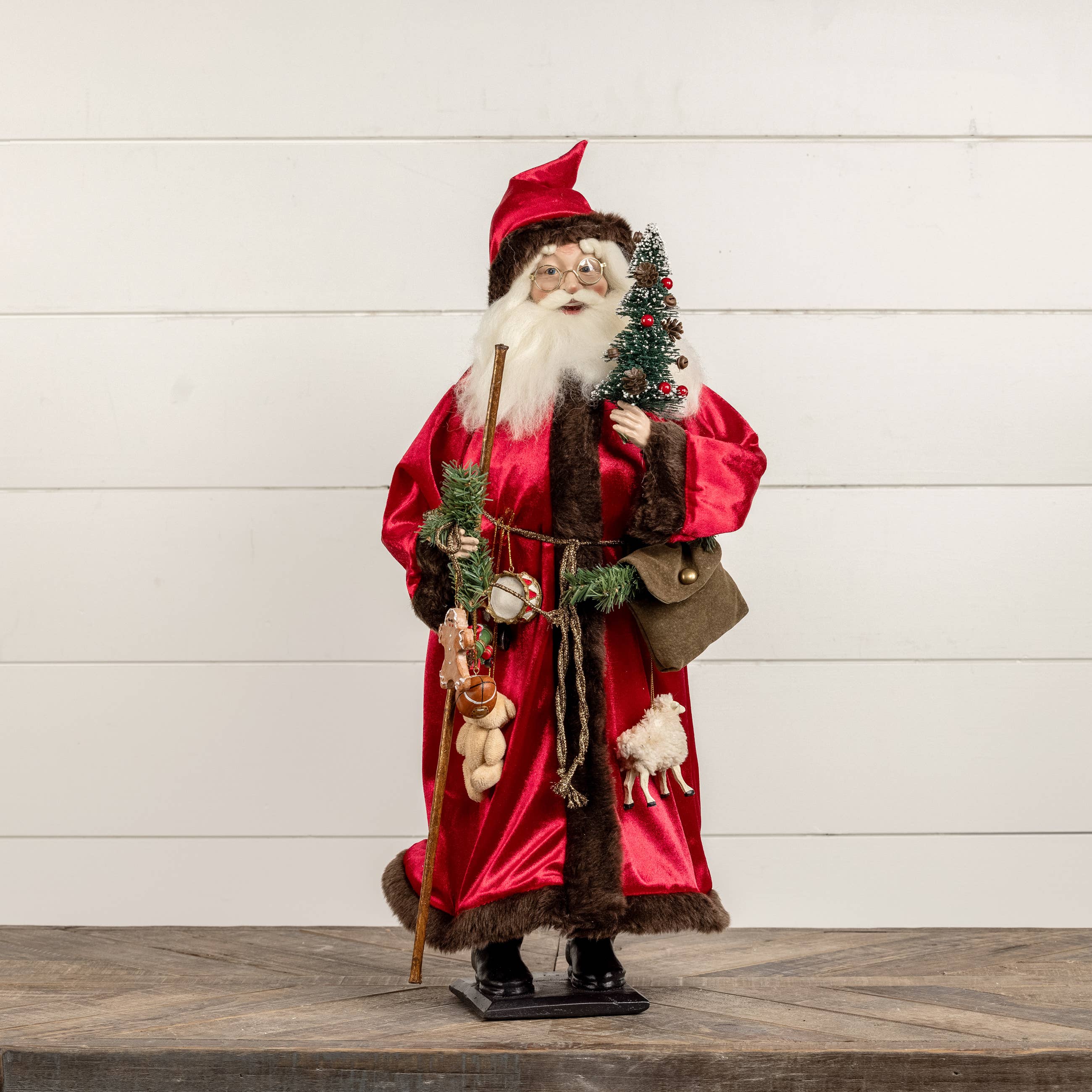 Ragon House - Vente Décoration de Noël - PÈRE NOËL AVEC ROBE ROUGE À BORDURE DE FOURRURE1