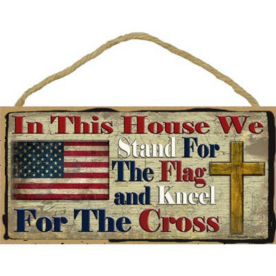 SJT Enterprises, Inc. – Großhandel Schilder – In diesem Haus stehen wir für die Flagge und knien vor dem Kreuz