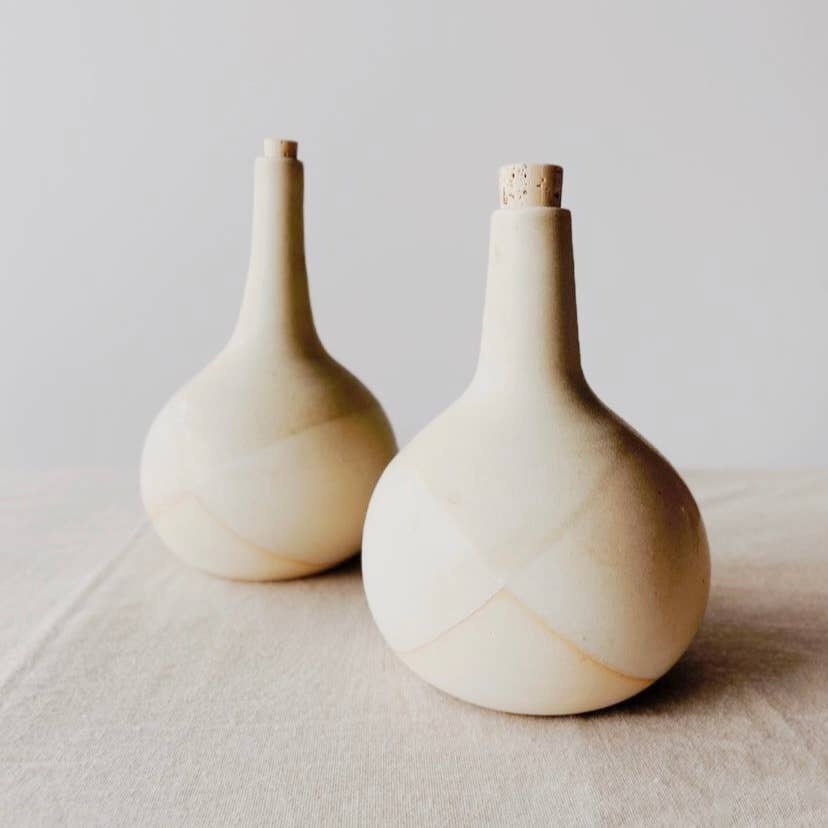 Ana Miranda Ceramics - Wholesale Oil/Vinegar Dispenser - Fungi oil bottle in stoneware with cork. 500ml3