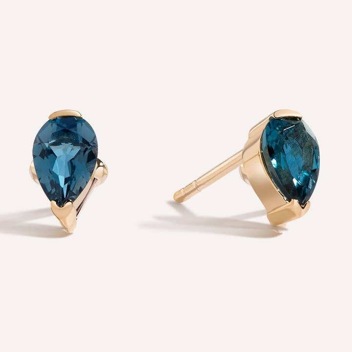 Pendientes de tuerca con topacio azul londinense con corte de pera de Dilly Dallying para venta al por mayor de LÚDERE