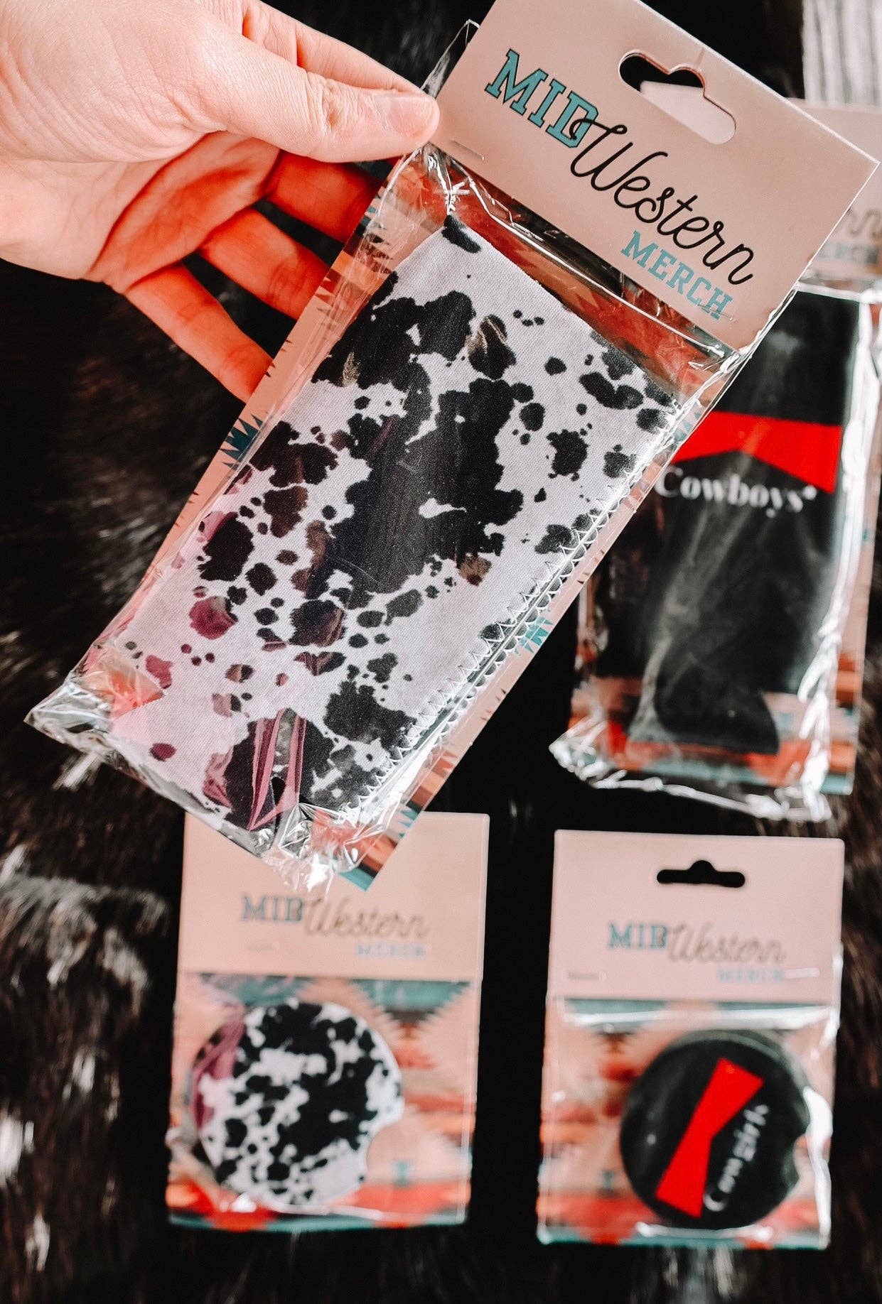 The Front Porch Label - Vendita all'ingrosso Rivestimenti per bottiglie e lattine - Saddle Up Black Cow Print Tall Coozie, confezione da 21