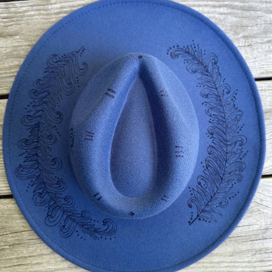 Chapéu Fedora de Aba Larga Ocidental com Penas Pirográficas por atacado de She's Crafty AVL