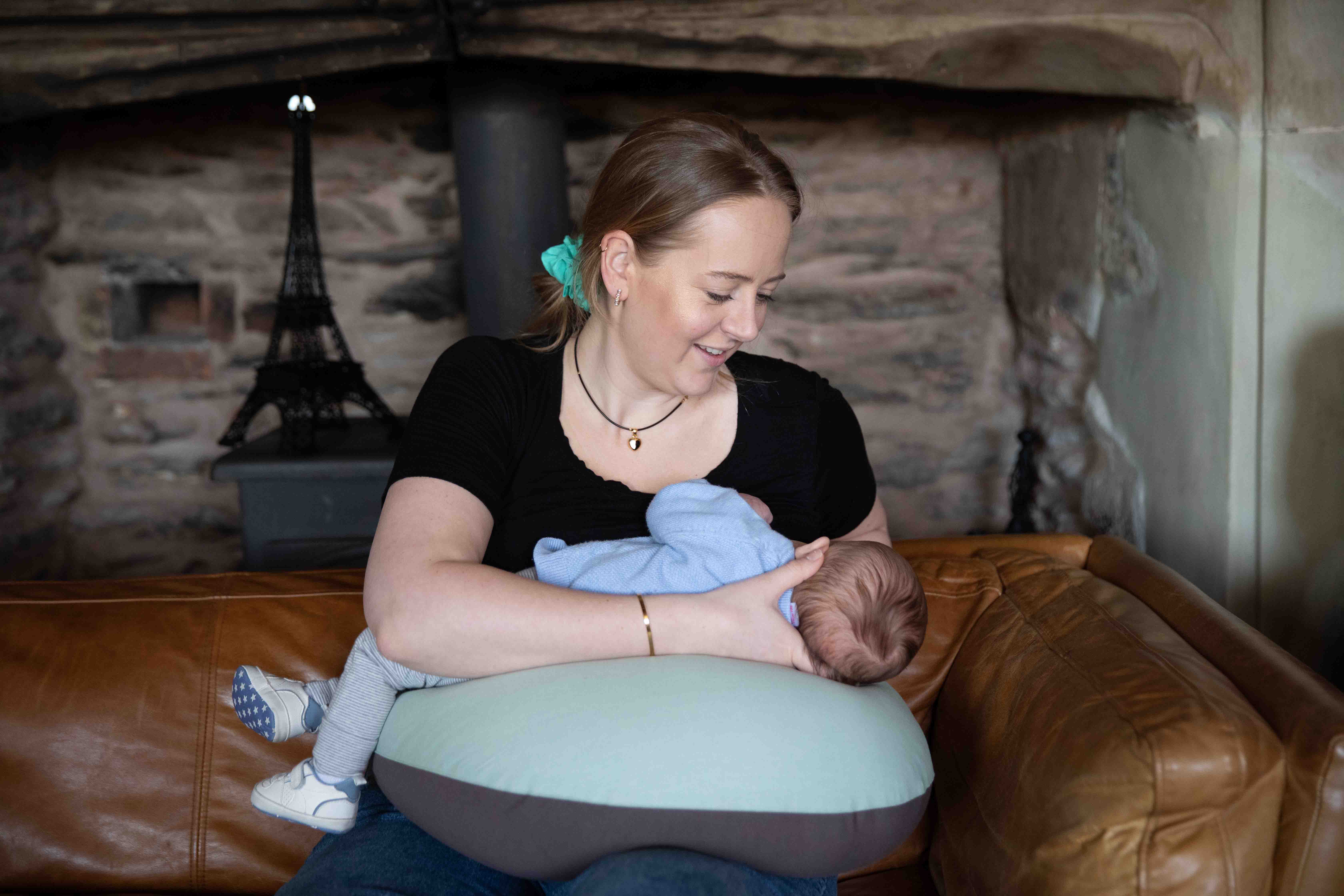 Hippychick International – wholesale Amningskudde - Mamma – Hippychick amningskudde för resor - kolgrå och salviagrön1