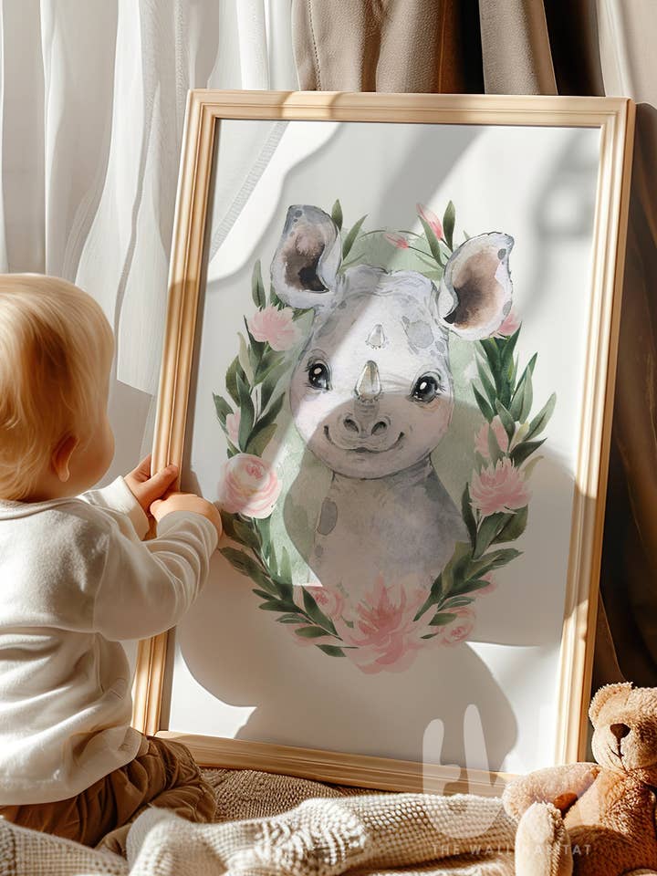 Art mural de pépinière rhinocéros vert sauge – Impression d'animal de jungle à l'aquarelle avec couronne florale rose | Décoration de chambre de bébé fille safari pour la vente par THE WALL HABITAT