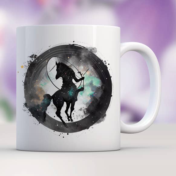 Tazza Sagittario con audace disegno zodiacale per spiriti avventurosi! per la vendita all'ingrosso da parte di Celestia Libra Creative