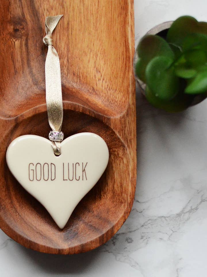 Cuore in ceramica Good Luck per la vendita all'ingrosso da parte di Dimbleby Ceramics