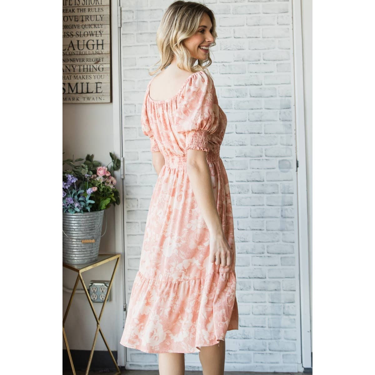 Perzik Vintage midi-jurk met bloemenprint en vierkante hals voor groothandel op Faire8