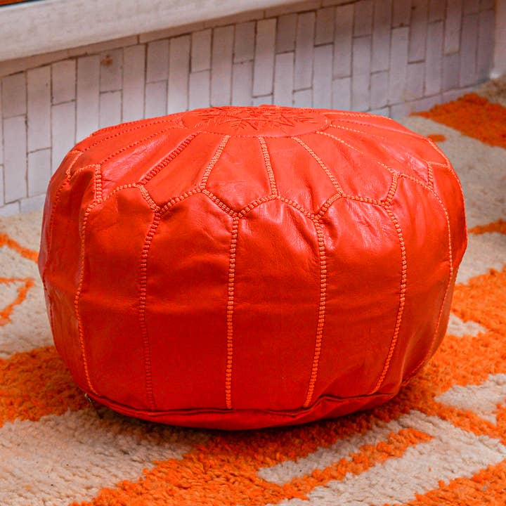 Runder orangefarbener marokkanischer Pouf aus echtem Leder, handgefertigt. für den Großhandel von romeda