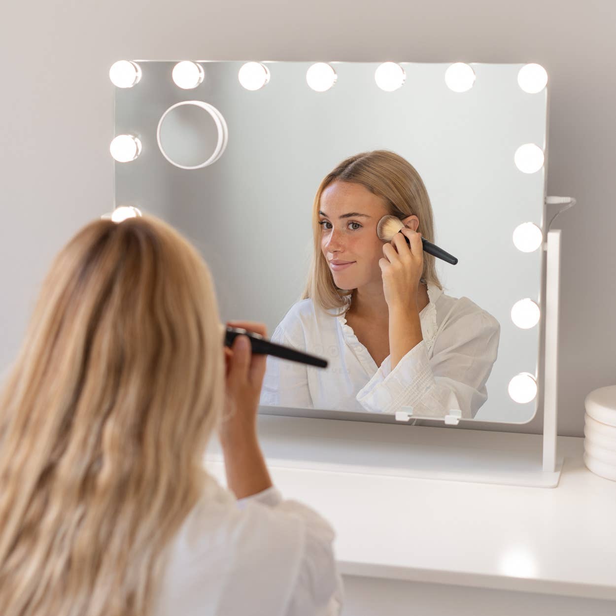 Flamingueo - Wholesale Vanity Mirror - Mirror with 15 Hollywood LED lights, three light modes, touch control, rounded corners and tiltable5