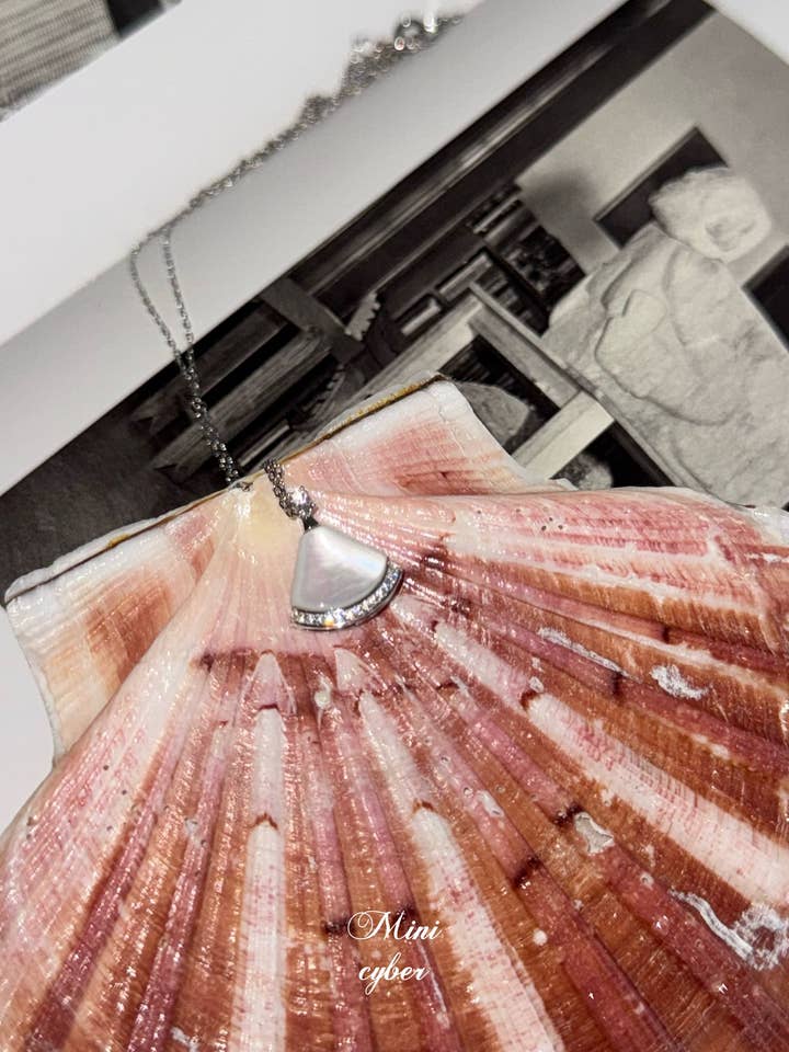 Witte Schelp Rok Hanger Ketting voor wholesale door MINICYBER STUDIO