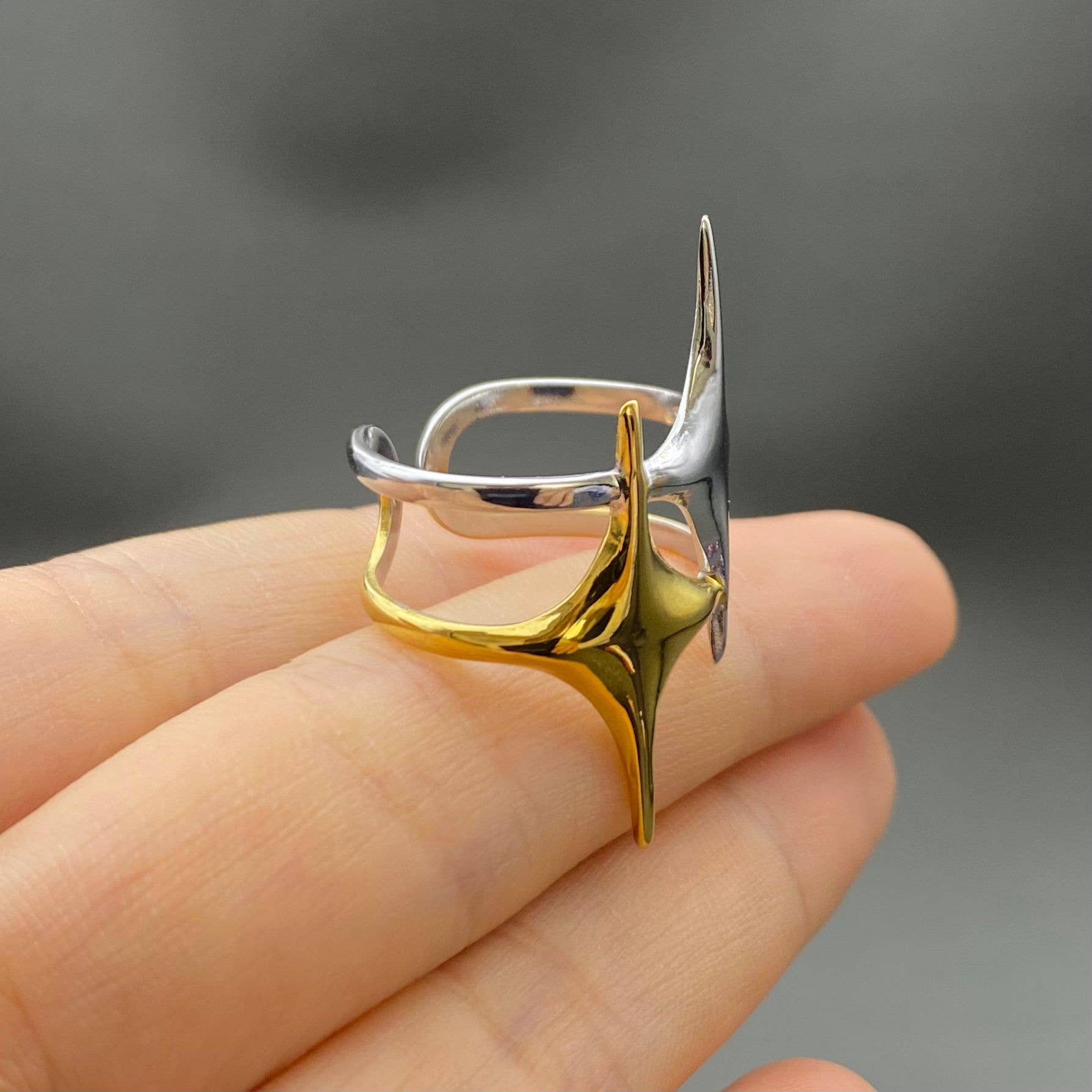 Mio Queena - Venta al por mayor Anillos grandes/de cóctel - Anillo de Acero Inoxidable Bañado en Oro de 18K de Doble Estrella Bicolor - FGS1