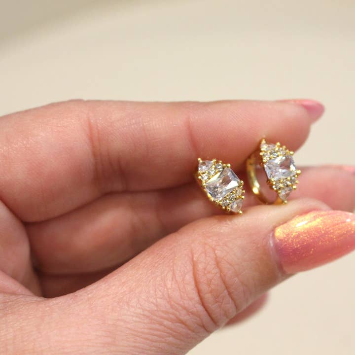 Créole Carrée Ornée en Cristal Plaqué Or 18k pour la vente par Sabsies Beauty