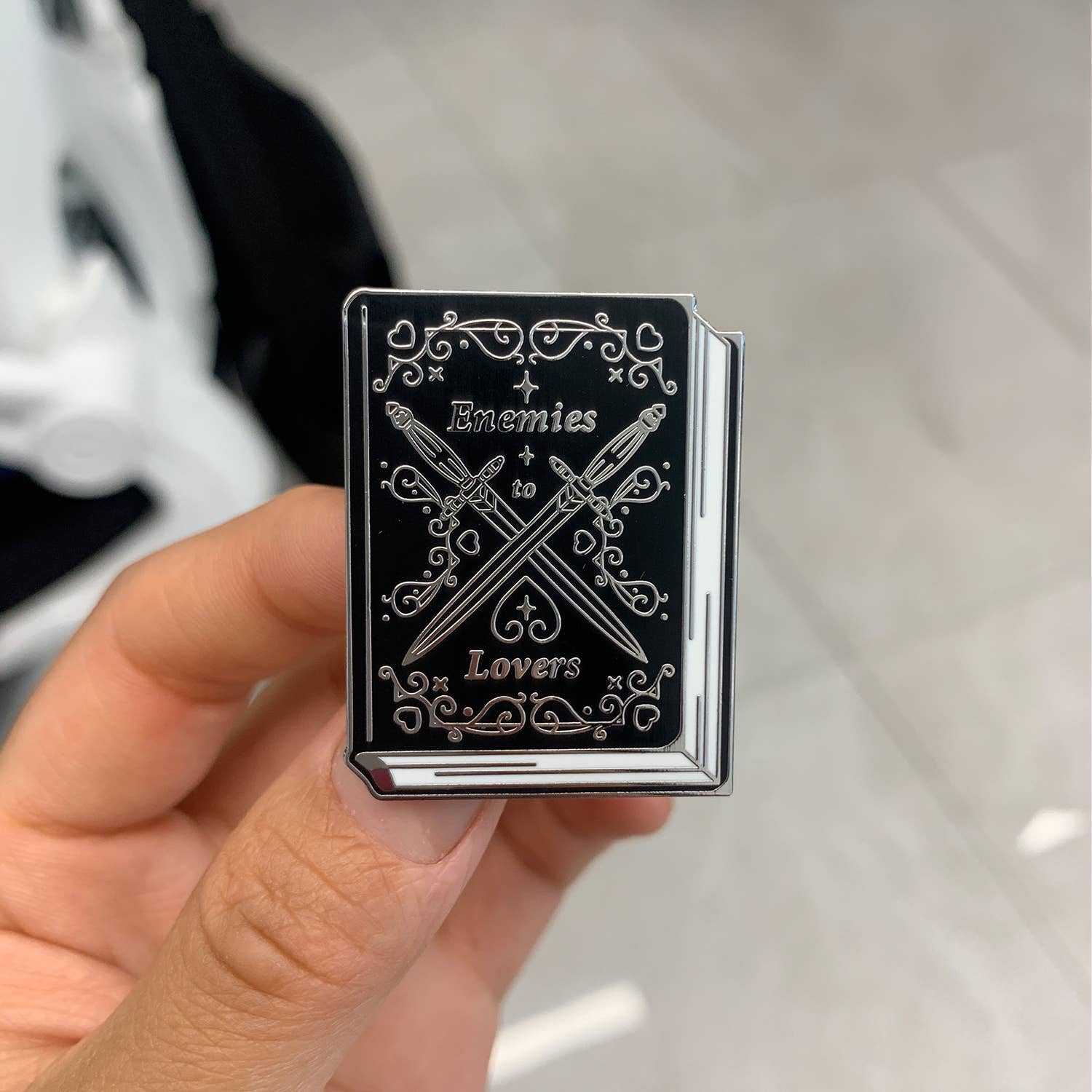 Creative Goodie - Venta al por mayor Botón/prendedor - Pin de esmalte duro «Enemies to Lovers» para amantes de los libros8