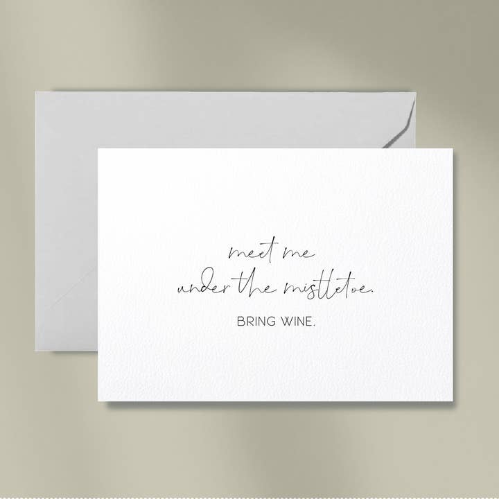 Meet Me under The Mistletoe. Bring Wine | Karte mit Umschlag für den Großhandel von Debblschebbl Design Studio