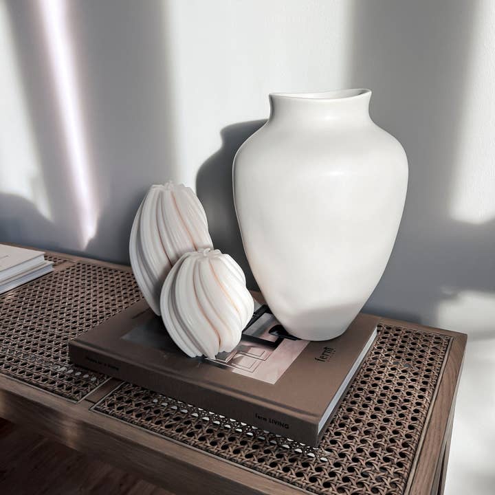 NOMA Studio - Wholesale Novelty Candle - Sculpture Candle Florence Large – Rapeseed Wax, H 19 cm1