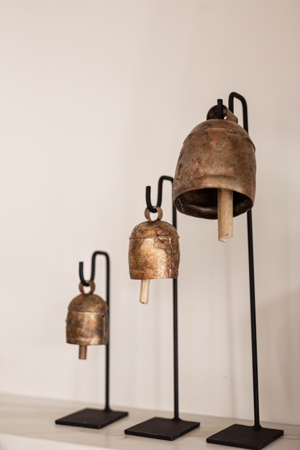 Luxe B Co – Objeto de mesa decorativo por atacado – Conjunto Vintage de Suportes para Sino de Ferro para Estilizar Prateleiras8