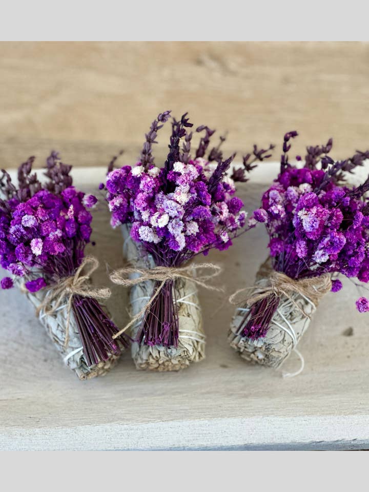 Sauge blanche avec lavande séchée et fleurs violettes pour la vente par Picki Nicki