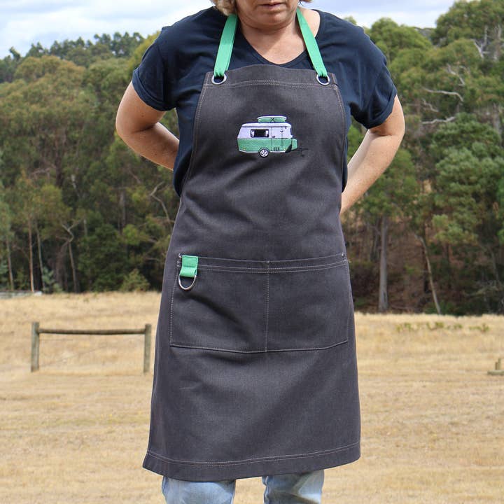 Geborduurde schort | Iconic Collection | Eriba voor wholesale door Van Go Collections