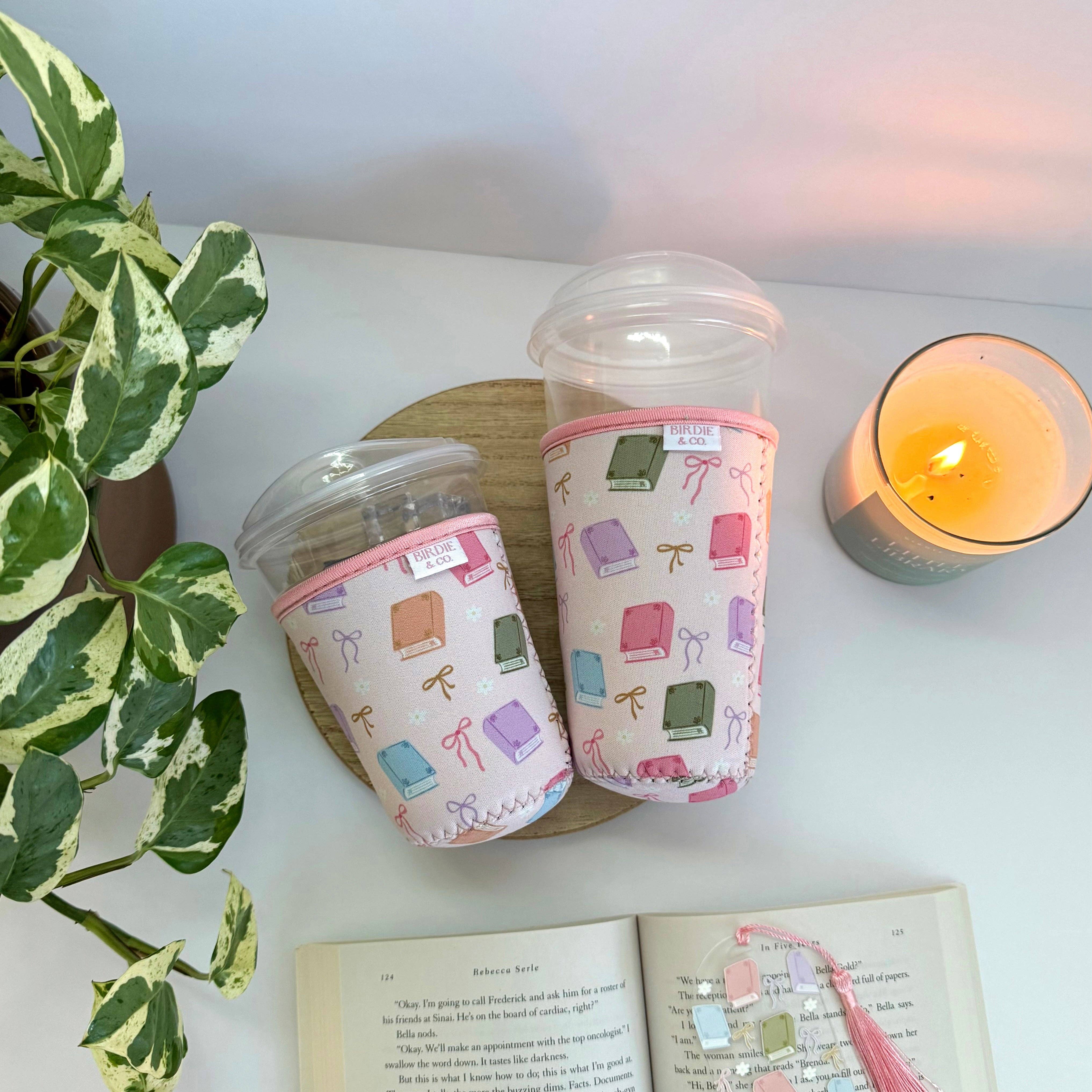 Birdie & Co. - Vente Housses de boisson - Manchon à café glacé pour amateur de livres pastel – Manchon à boisson tendance
