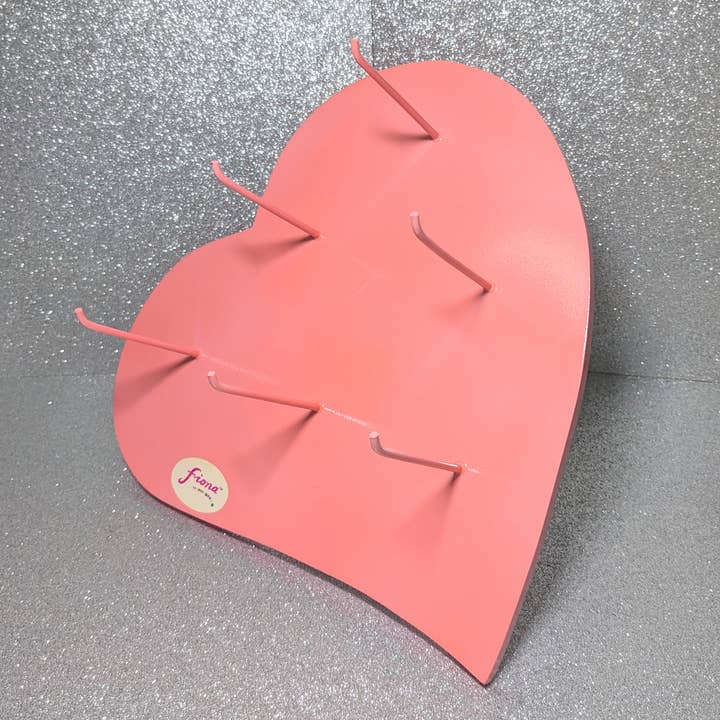 Display en bois en forme de cœur pour petit objet pour la vente par Fiona Accessories