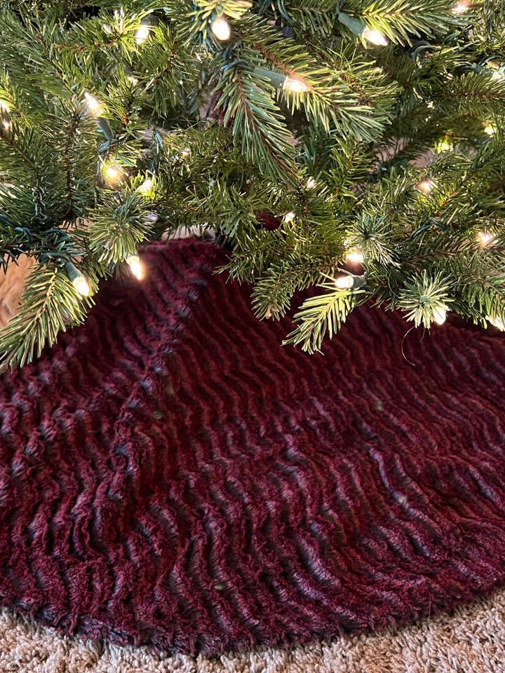 Tree Skirt - Deserts Sand in Crimson for wholesale by PANDEMONIUM