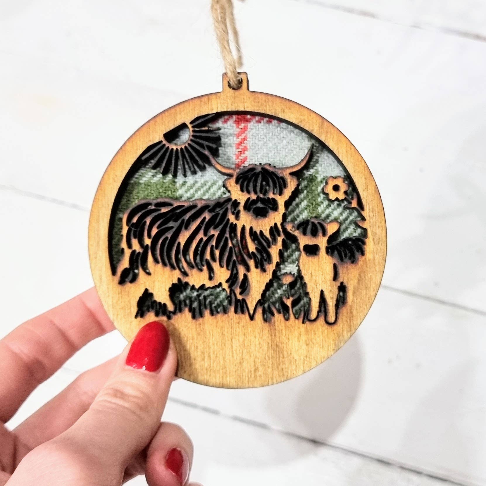 Wildflower Designs - Wholesale Kerstdecoratie - Houten Highland Cow Kersthanger met Tartan en Tweed uit Schotland