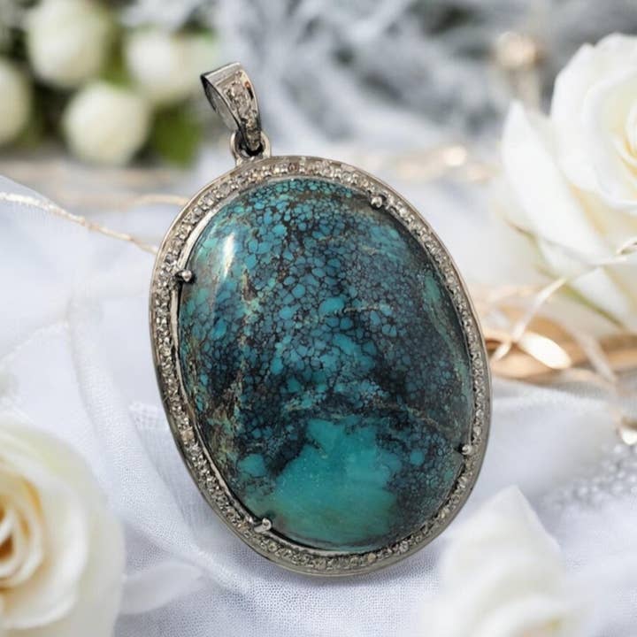 Zilveren Turkoois Pave Diamant Hanger, Turkoois Spirituele Genezing Sieraad, Keelchakra Edelsteen Hanger, Geboortesteen Sieraad Cadeau voor wholesale door Akstar Gems