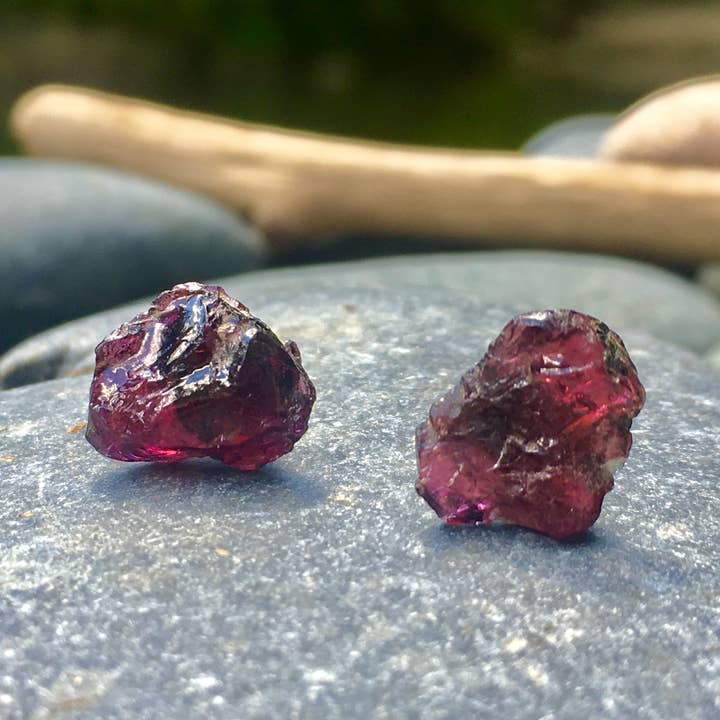 Brincos de garra hipoalergênicos com pedras de granada vermelha bruta por atacado de Earth Play Studios