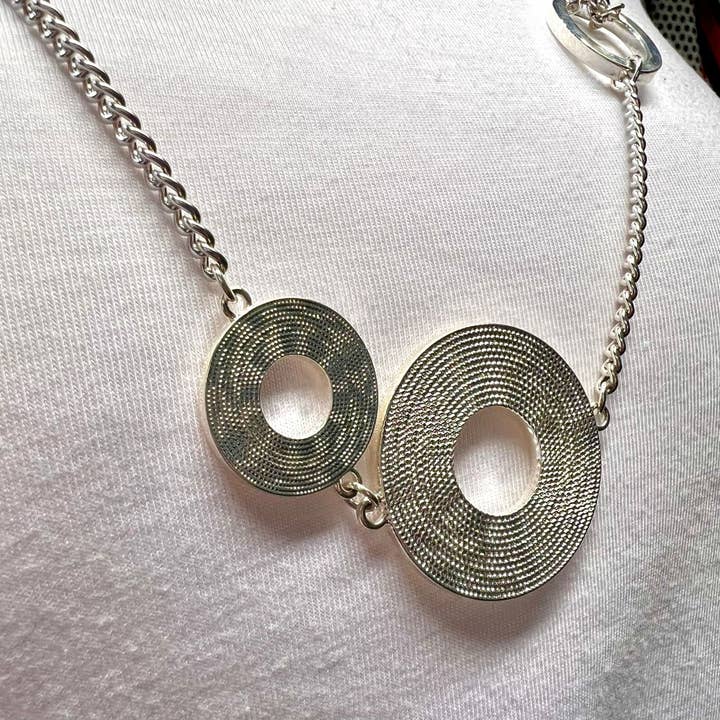Jess & Lou – Großhandel Kette mit Anhänger/Charm – Halskette mit mehreren Anhängern mit offenem Kreis NK390S