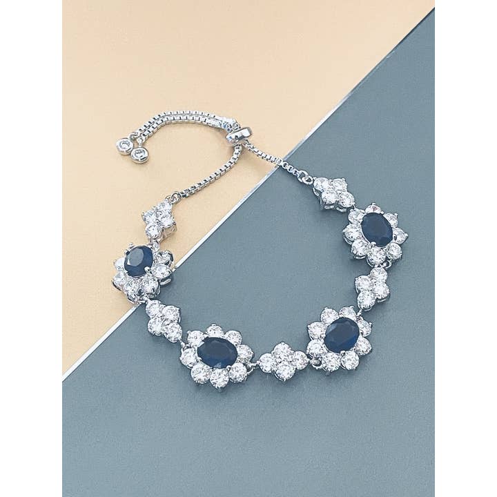 JohnnyB Jewelry - Venta al por mayor Pulseras de abalorios/colgantes - CLAUDIA - Pulsera ajustable con piedras azules de zafiro en forma de circonita cúbica, color plateado