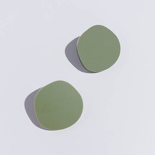 Clous d'oreilles Organic Statement - Vert olive pour la vente par Mingled