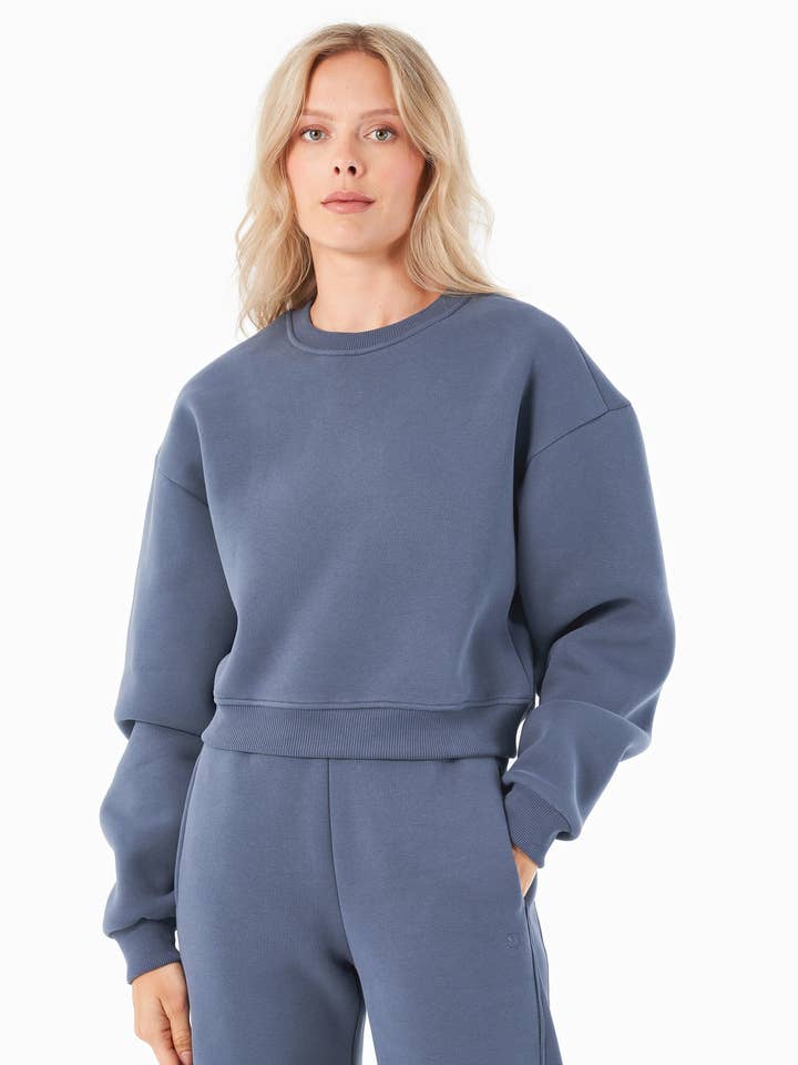 SILLIVIA | Sweat-shirt court de voyage Essentials en coton biologique et polyester recyclé pour la vente par ORGANICATION