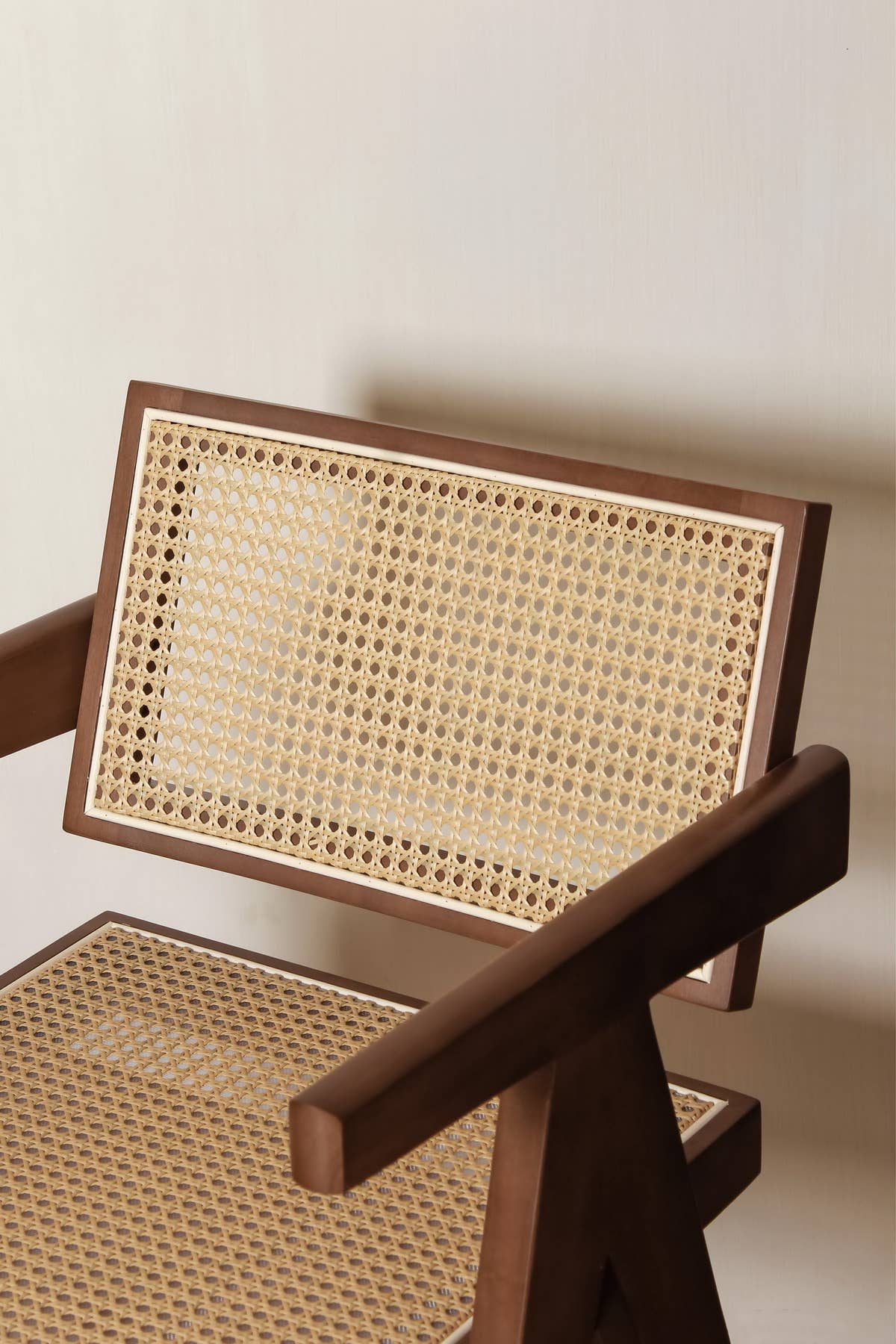 Element Accessories EU - Vendita all'ingrosso Sedie - Sedia Luxury Edition Pierre Jeanneret in noce con rattan6