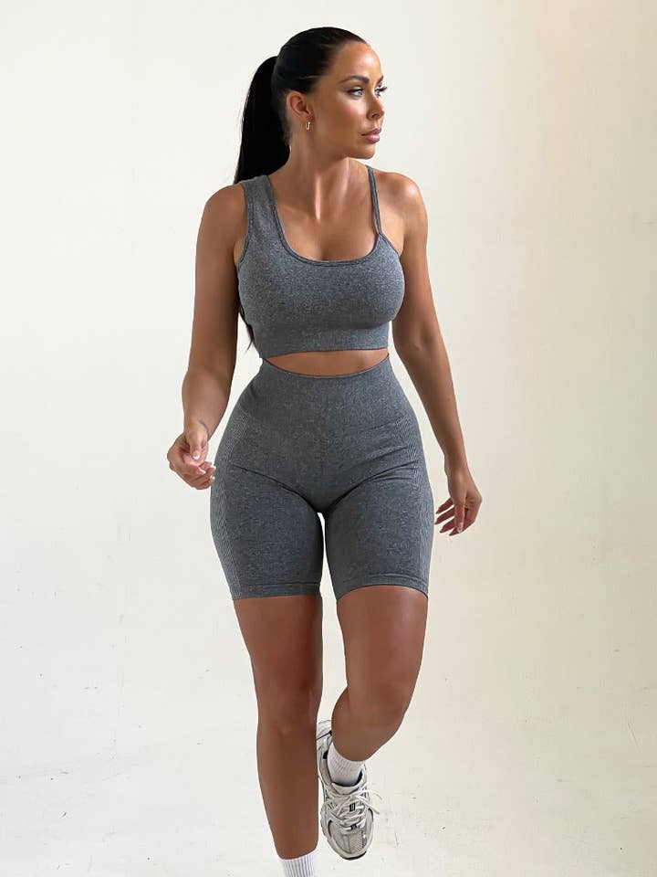 Set sportivo grigio aderente con bralette e pantaloncini - Gaia per la vendita all'ingrosso da parte di Femme Luxe