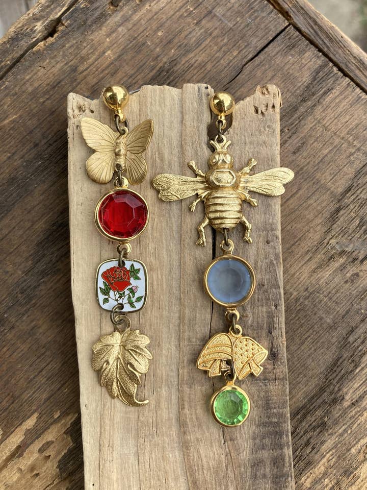 Orecchini a pendente asimmetrici Nature Study in ottone e cristallo per la vendita all'ingrosso da parte di Poor Sparrow