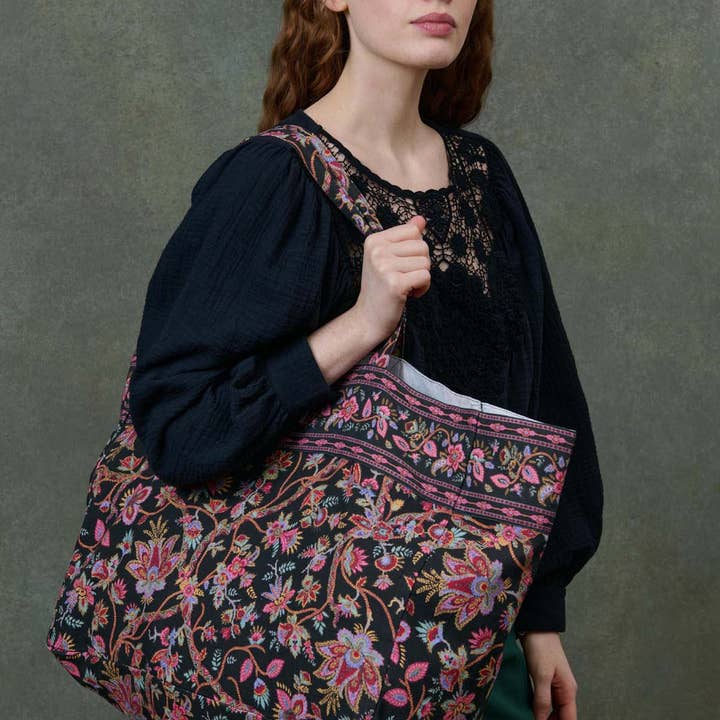 Bosquet de Jacinthes Noires Beverly Tote Bag for wholesale on Faire1