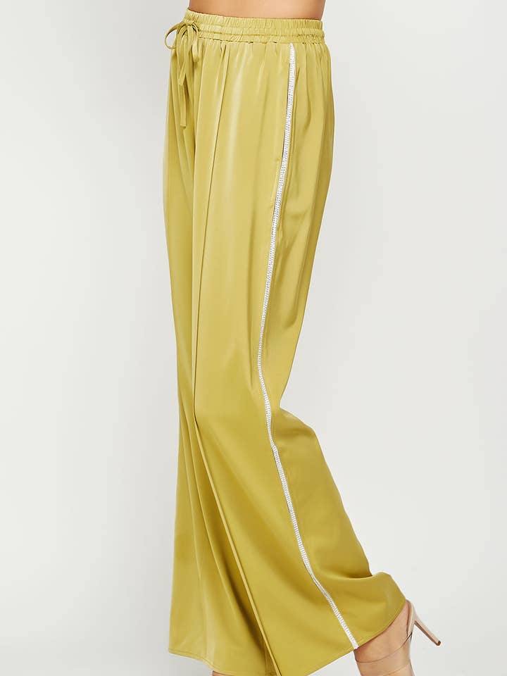 Pantalon de survêtement en satin avec strass pour la vente par Strut & Bolt