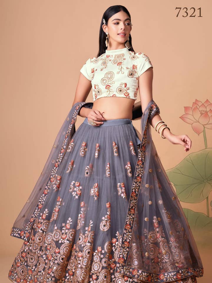 Lehenga Choli in Art Silk Grigio per Matrimonio e Festival Indiano e Pakistano - Lavoro di Ricamo con Paillettes e Filo, Lavoro Zari, Lavoro con Specchi Veri. per la vendita all'ingrosso da parte di HATKE BRIDE