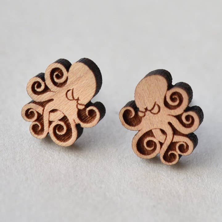 Orecchini a bottone in legno di ciliegio Octopus - ES13006 per la vendita all'ingrosso da parte di Robin Valley