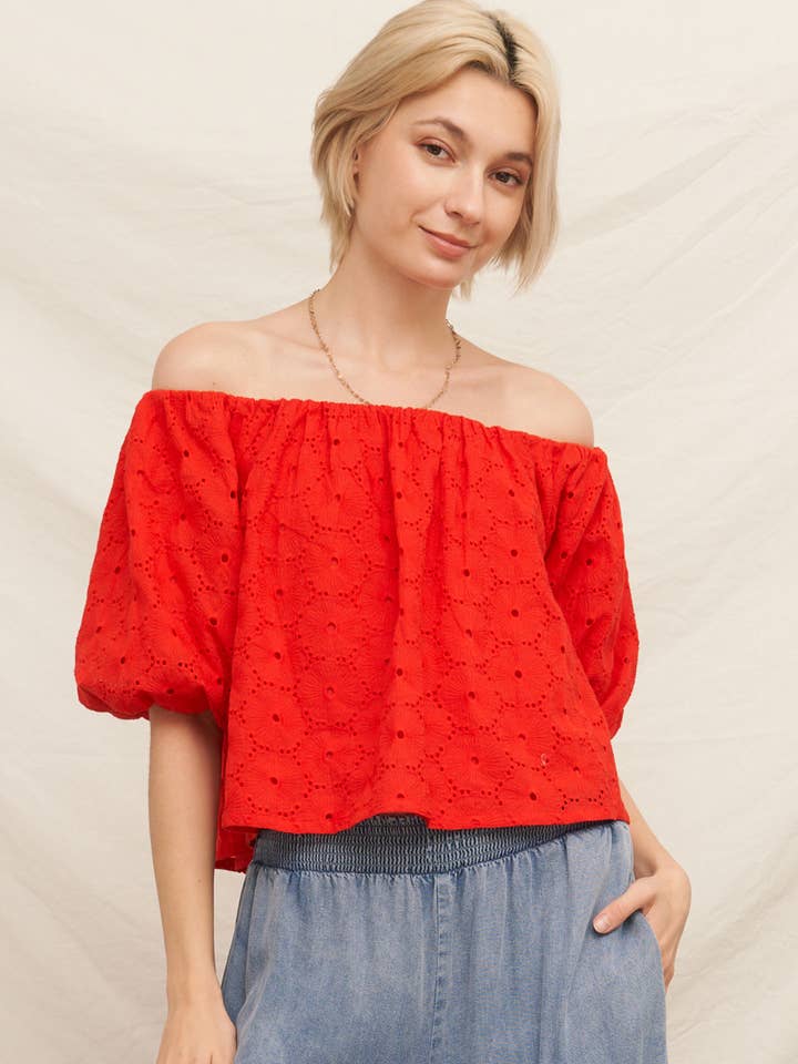 Haut à œillets fleuris à épaules dénudées et manches bouffantes pour la vente par En Crème