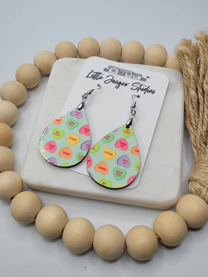 Boucles d'oreilles artisanales Little Convo Hearts Saint-Valentin pour la vente par Little Jaeger Studios