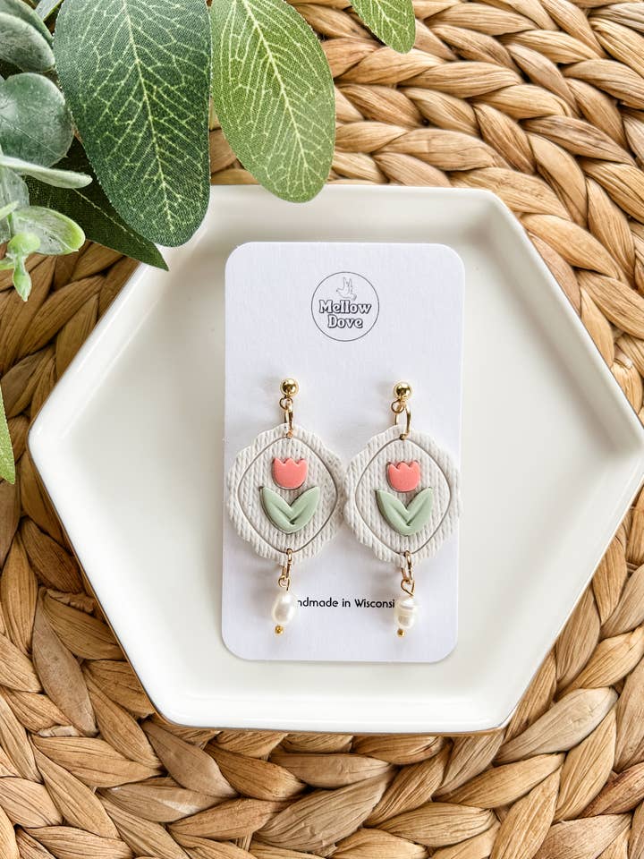 Brinco Tulipa da Primavera + Pendente de Pérola por atacado de Mellow Dove Designs