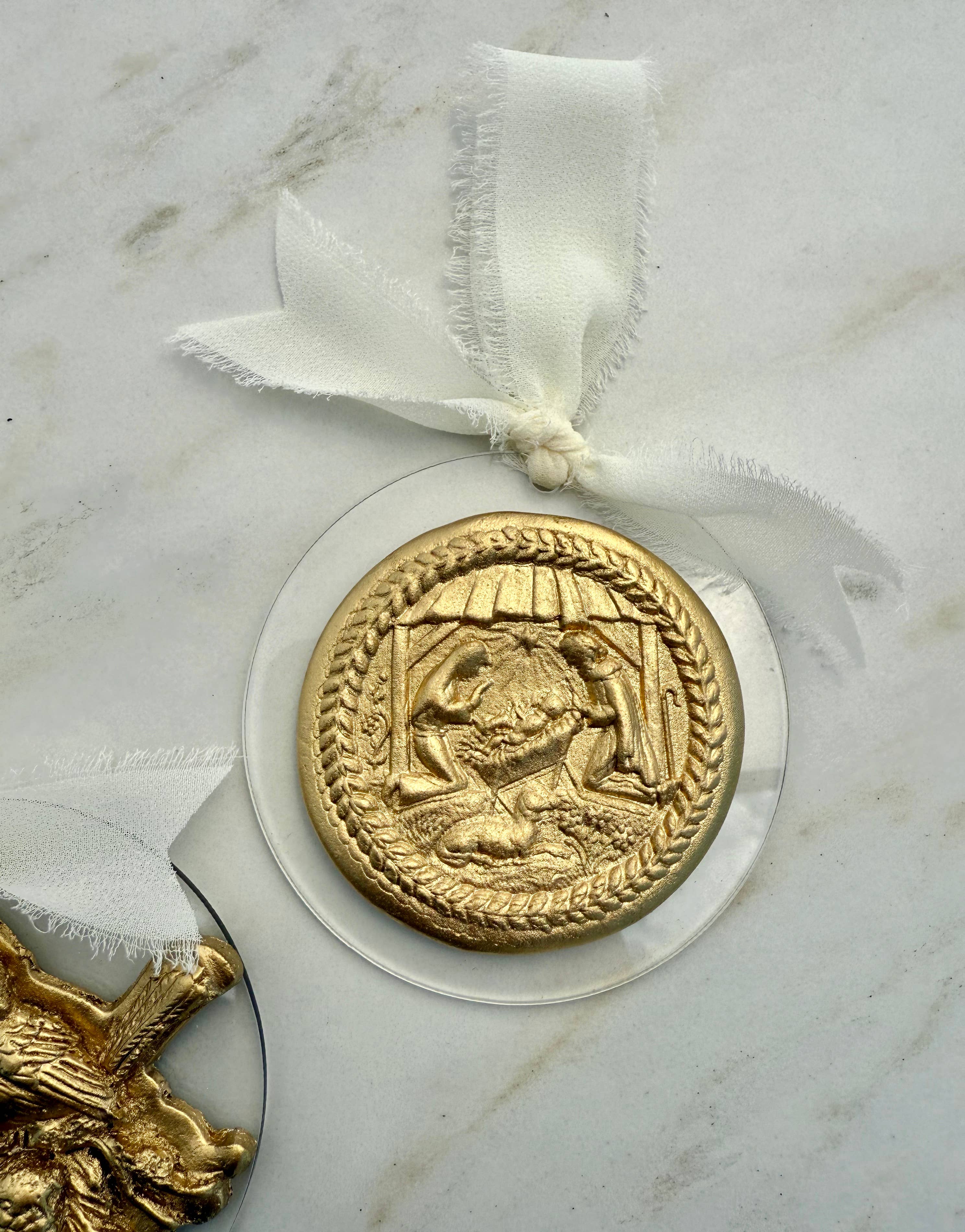 Place of Grace Designs - Vente Objets de décoration - Ornement en intaille de la Nativité ou cardinal2