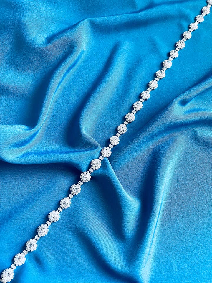 LILA - Elegant Slim Crystal Blommig-Motiv Skärpband i Silver för wholesale av JohnnyB Jewelry