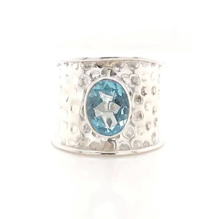 Gem Bazaar Jewellery – wholesale Cocktail/Statement Ring – Kravatring i hamrad sterlingsilver och blå topas