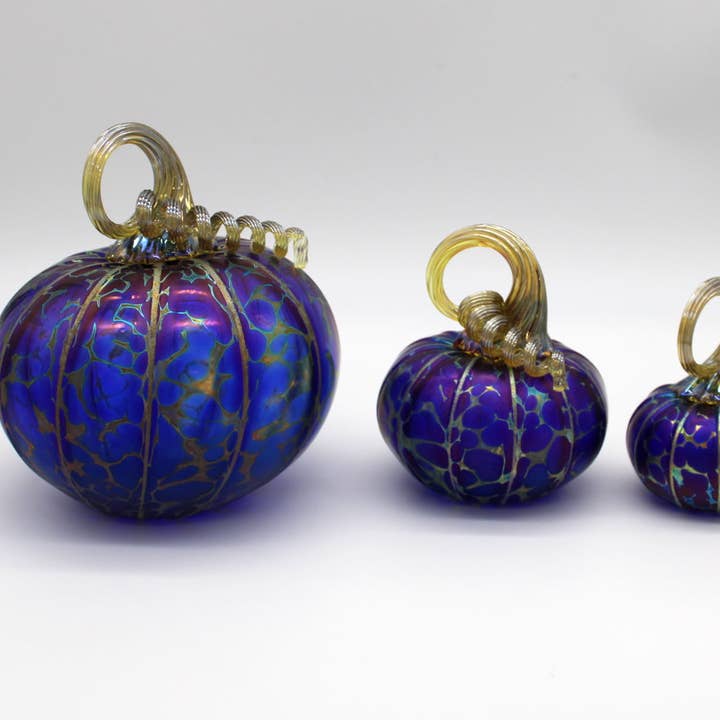 Blæste glasgræskar i koboltblå for engroshandel hos The Furnace: a glassworks