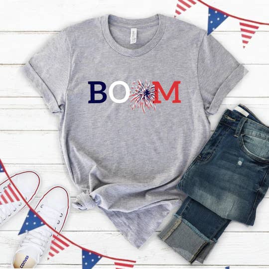 4. Juli BOOM Firework - Case T-Shirt für den Großhandel von Top Crate